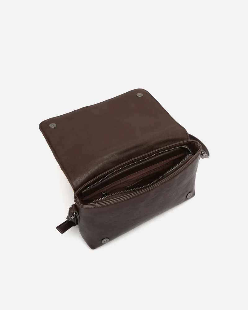 Cachina bolso bandolera pequeño efecto ante y detalles metálicos