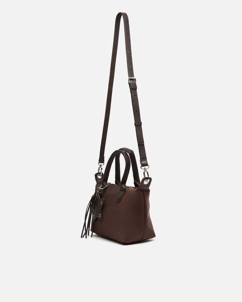 Cloti bolso tote en nylon con asa bandolera extraíble y detalle colgante
