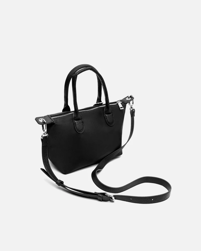 Cloti bolso tote en nylon con asa bandolera extraíble y detalle colgante