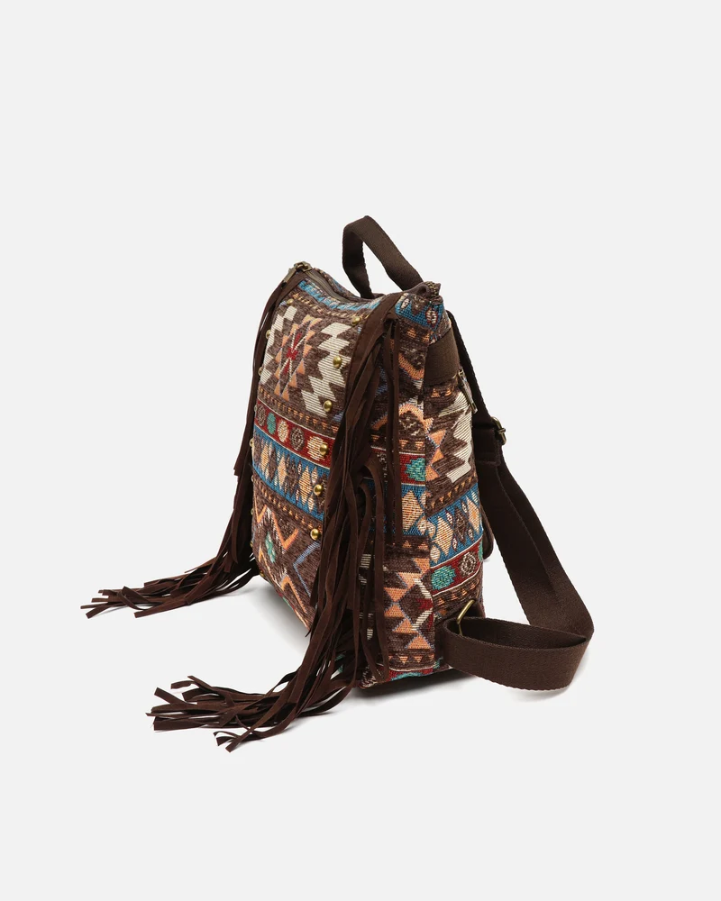 Vana mochila jacquard con flecos y detalles metálicos