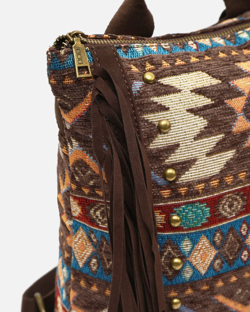Vana mochila jacquard con flecos y detalles metálicos