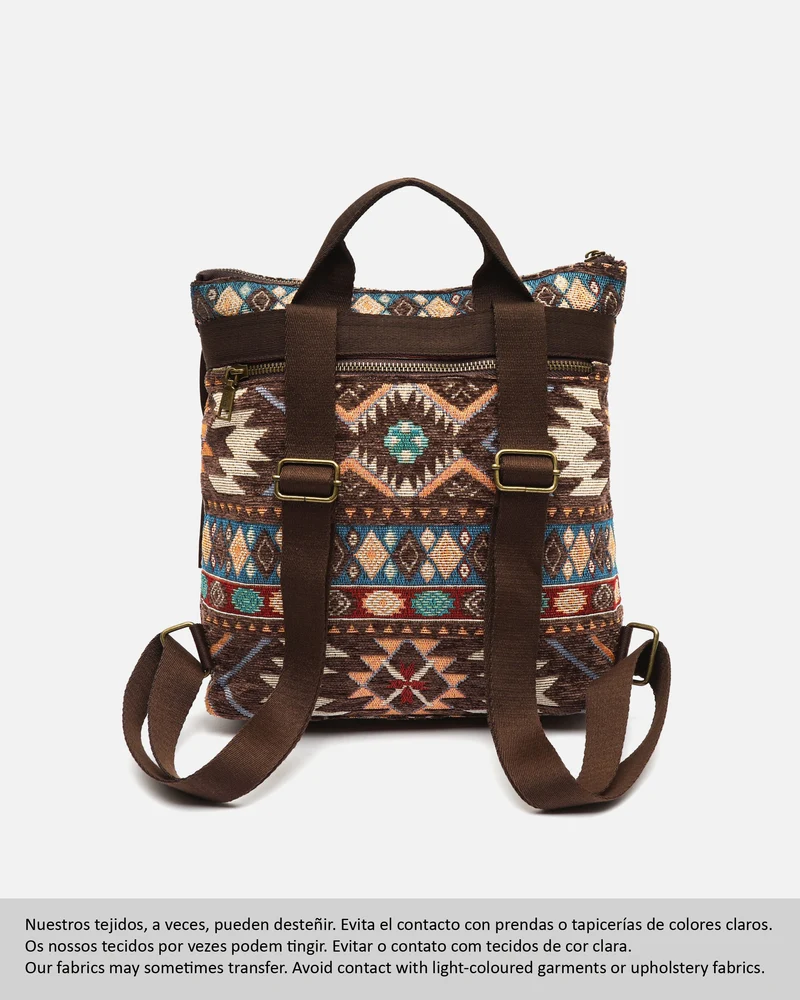 Vana mochila jacquard con flecos y detalles metálicos