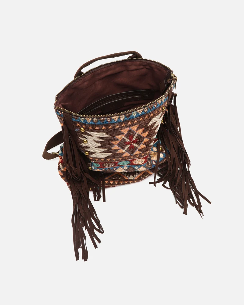 Vana mochila jacquard con flecos y detalles metálicos