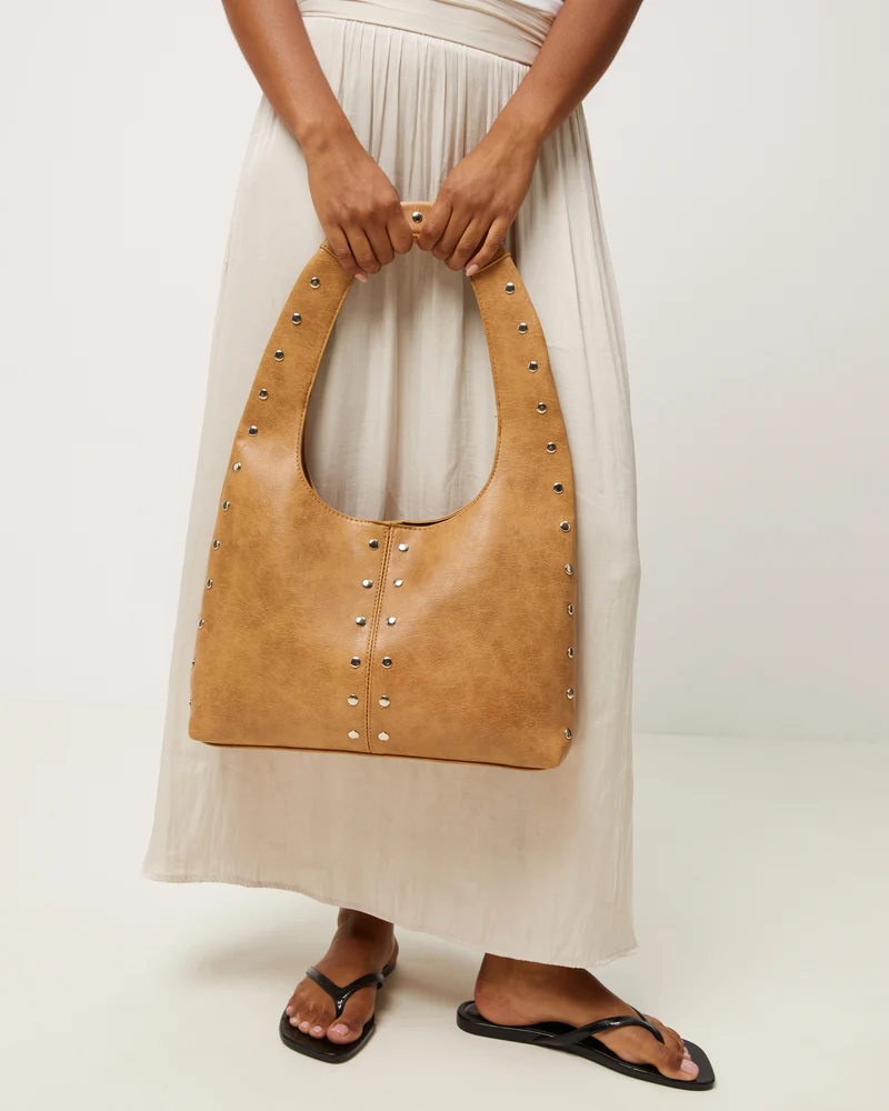 Estrangi bolso hobo grande con detalles metálicos