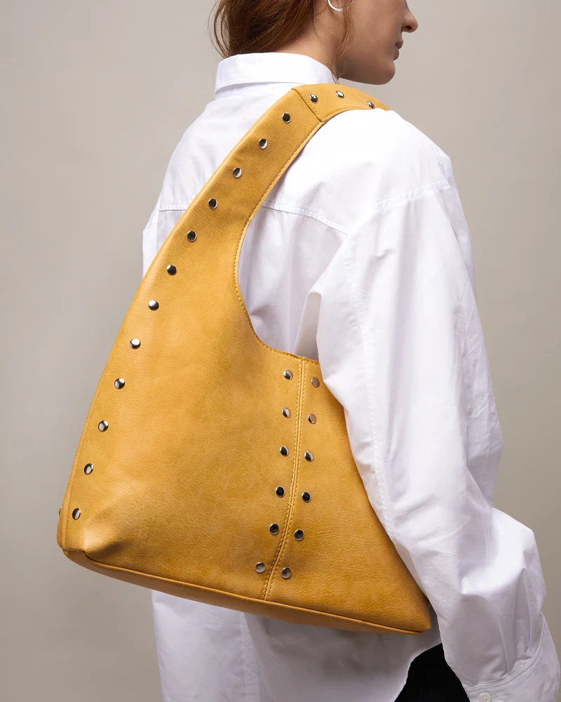 Estrangi bolso hobo grande con detalles metálicos