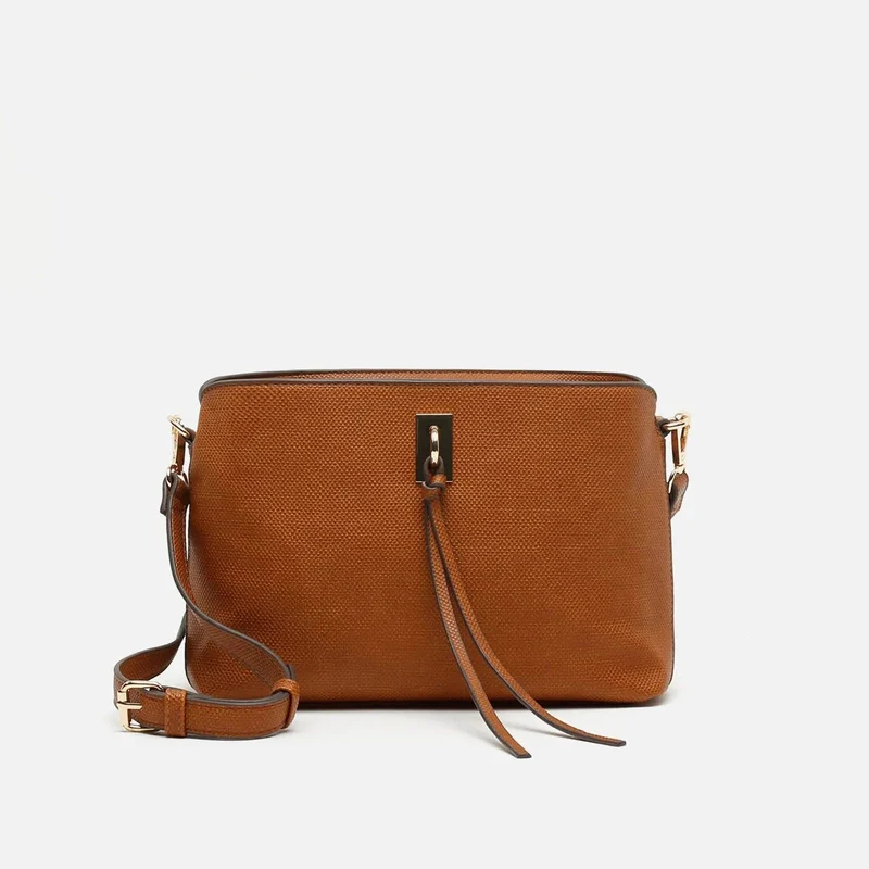 Engri bolso bandolera pequeño con detalles metálicos