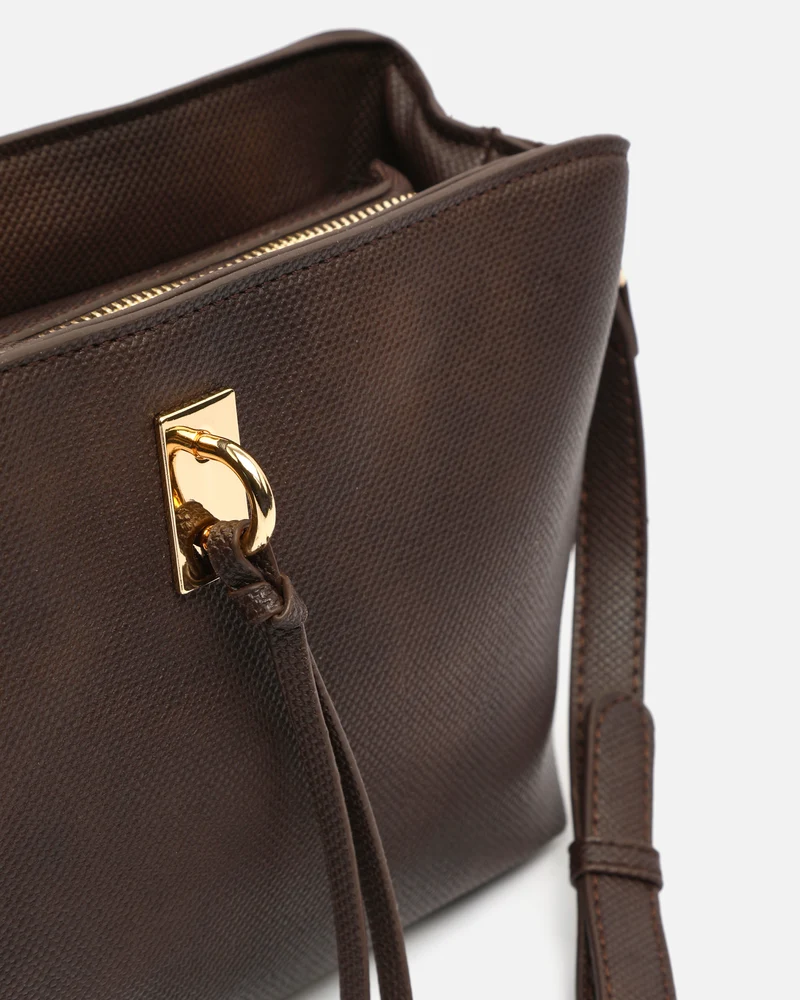 Engri bolso bandolera pequeño con detalles metálicos
