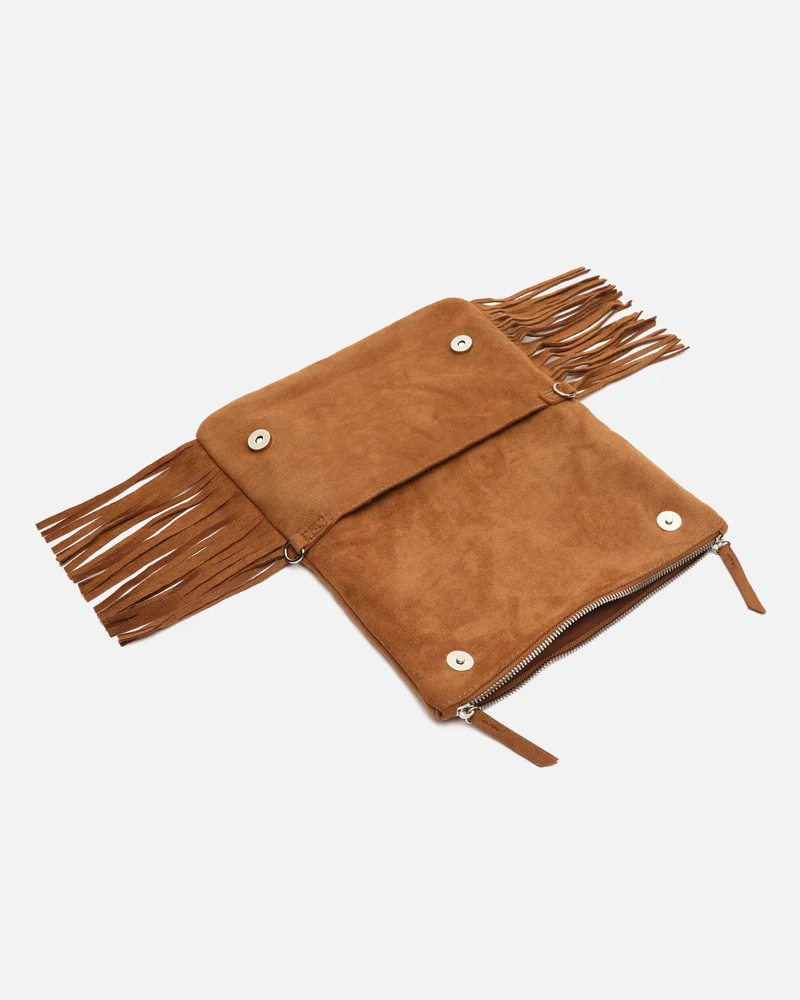 Flequichu bolso de hombro efecto ante con detalles metálicos y flecos