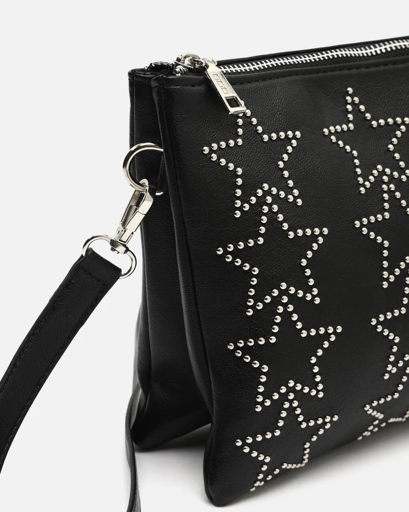 Estre bolso bandolera con detalles metálicos en forma de estrellas