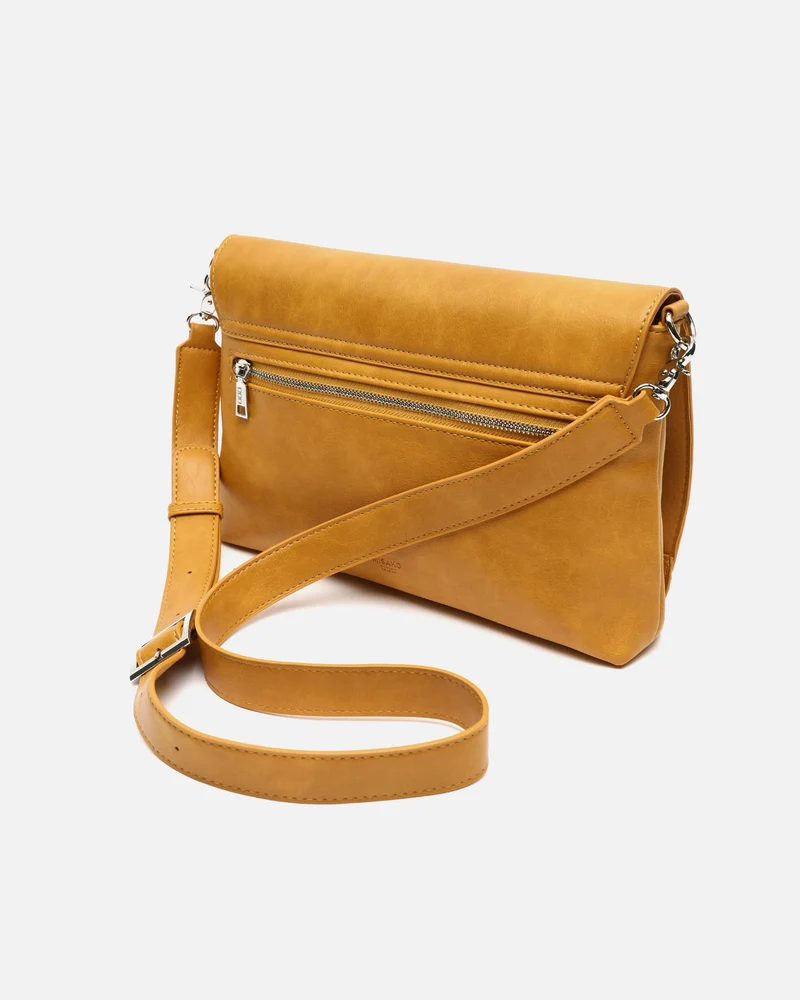 Nesqui-1 bolso bandolera con solapa y detalles metálicos ED.