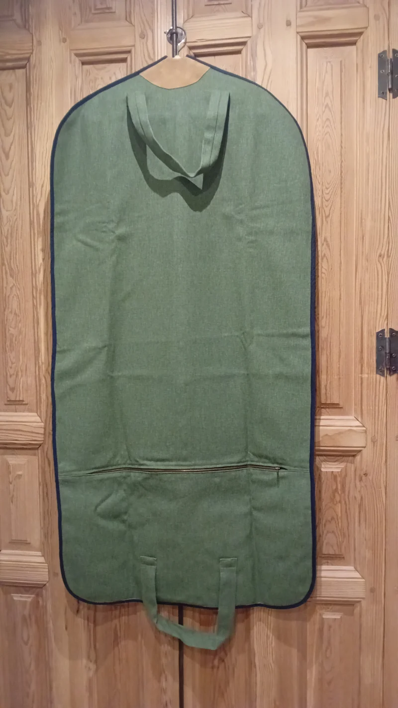 Porta-trajes verde, beige , marron ,azul .Borde y letras , granate , azul o verde.