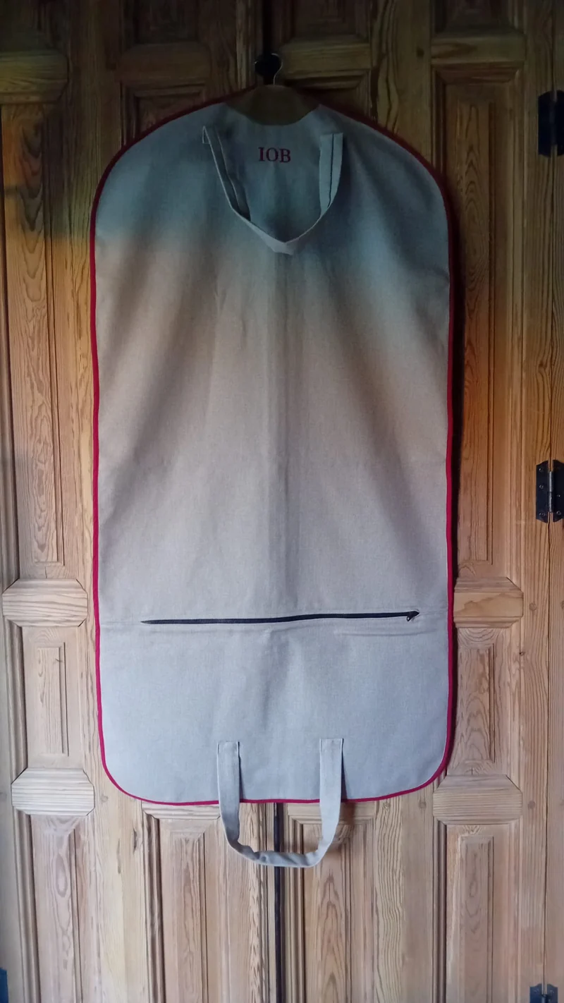 Porta-trajes verde, beige , marron ,azul .Borde y letras , granate , azul o verde.