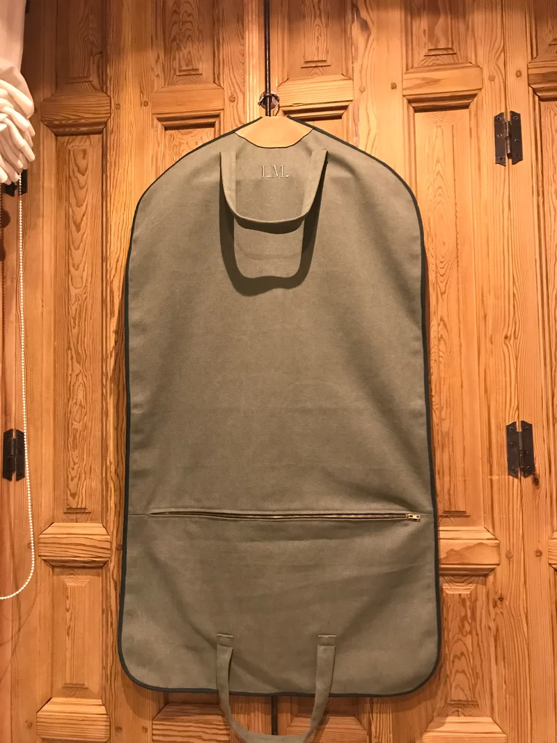 Porta-trajes verde, beige , marron ,azul .Borde y letras , granate , azul o verde.