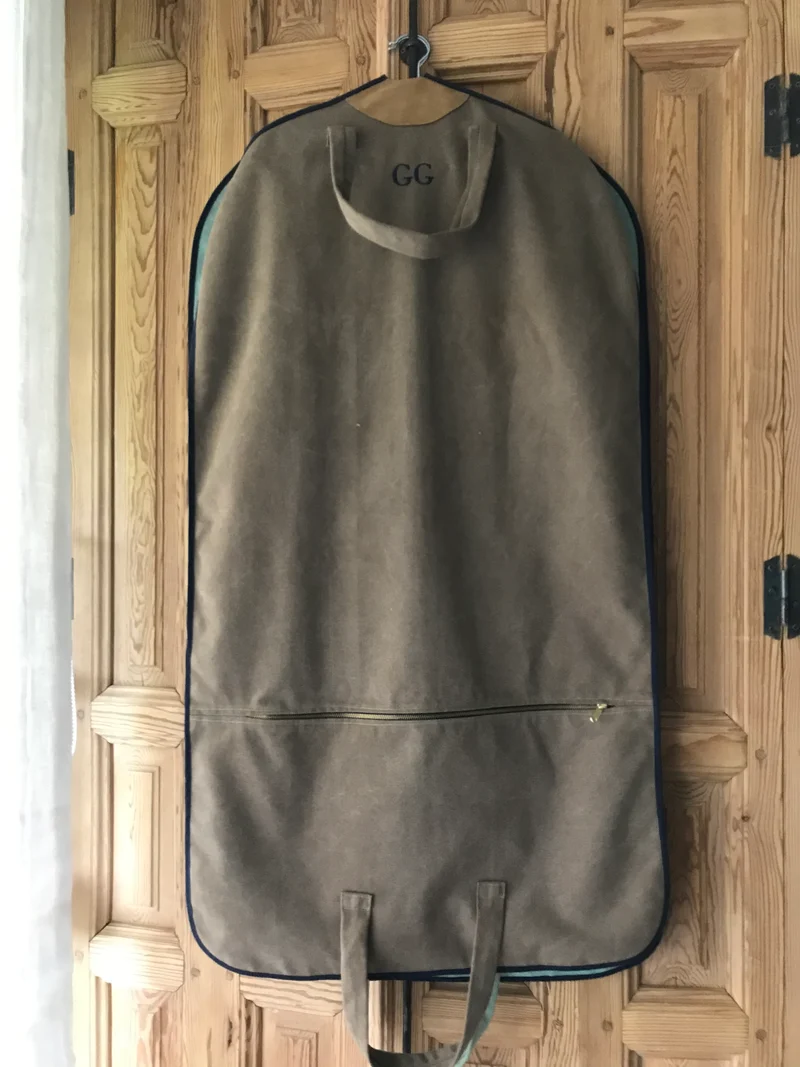 Porta-trajes verde, beige , marron ,azul .Borde y letras , granate , azul o verde.