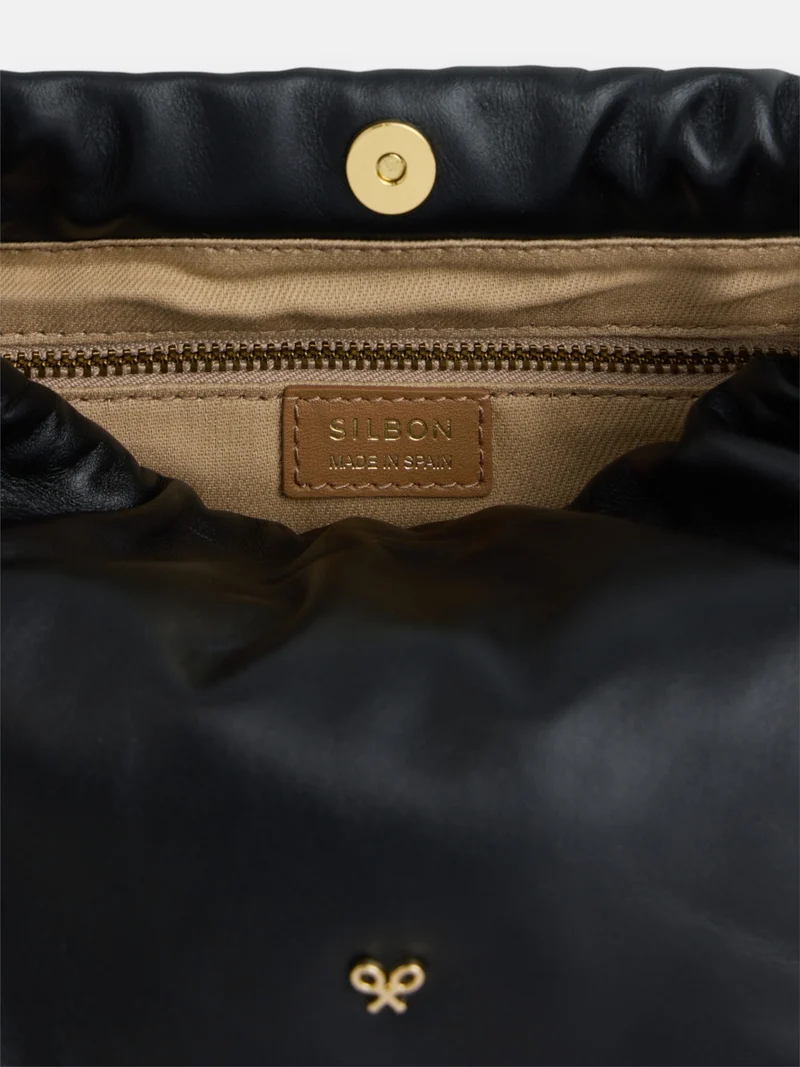 Bolso fruncido piel detalle cadena negro