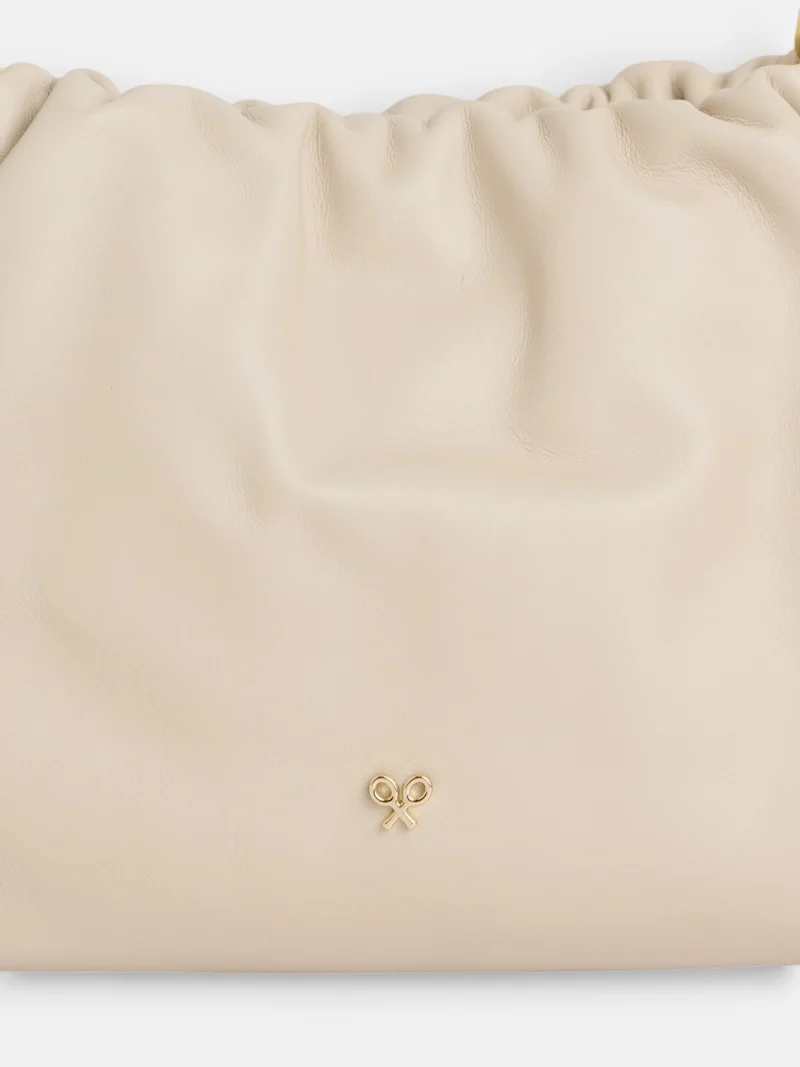 Bolso fruncido piel detalle cadena crudo