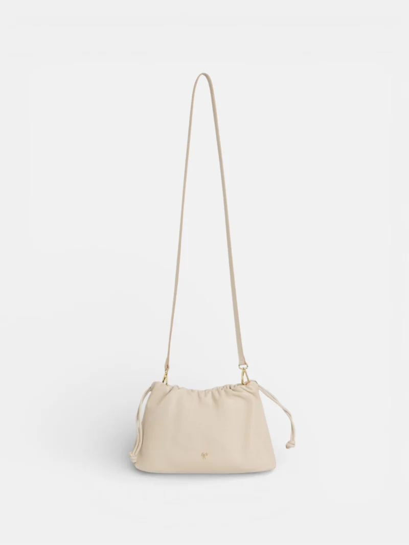 Bolso fruncido piel detalle cadena crudo
