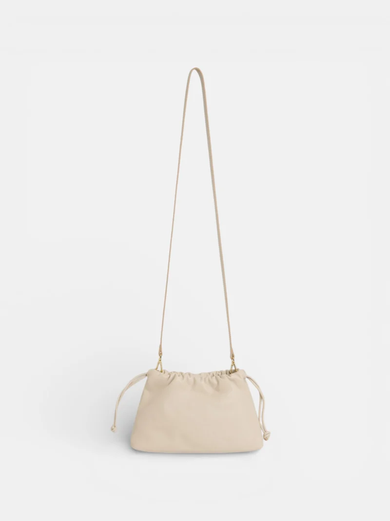 Bolso fruncido piel detalle cadena crudo