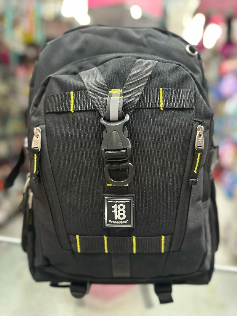 Mochila juvenil negra broches cruzados Chenson