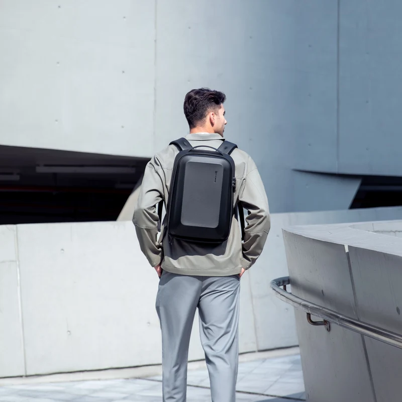 MEMPHIS: Mochila para portátil de negocios de 15.6” con cerradura TSA y puerto USB.