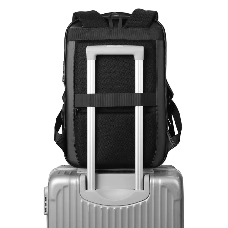MEMPHIS: Mochila para portátil de negocios de 15.6” con cerradura TSA y puerto USB.