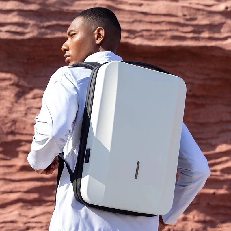 CLAUDIUS: Mochila rígida para portátil con cerradura TSA y puerto USB.