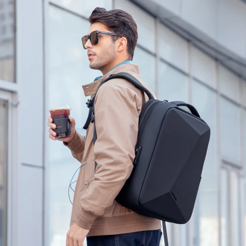 Mochila antirrobo expandible SAVIOR: Mochila para portátil de 15.6" con cierre TSA.