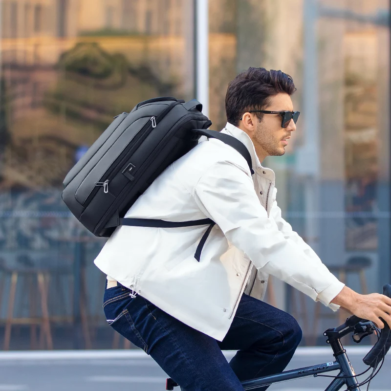 HERO: Mochila expandible para portátil de 15.6" para viajes de negocios.