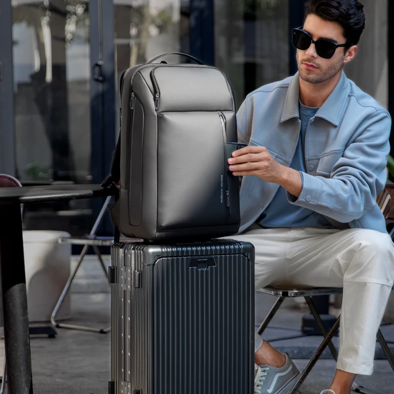 HERO: Mochila expandible para portátil de 15.6" para viajes de negocios.