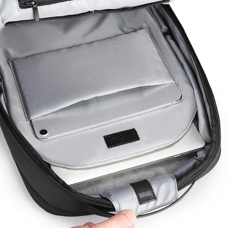 HERO: Mochila expandible para portátil de 15.6" para viajes de negocios.